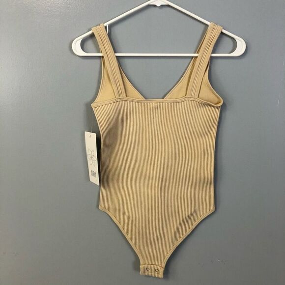 aura bodysuit ribbed knit v neck nude tan size medium w/ tag layer piece fitted - Picture 4 of 7